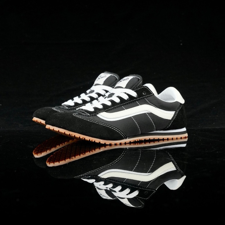 Vans Super LowPro รองเท้าลําลองทรงเตี้ยสีดําและสีขาว