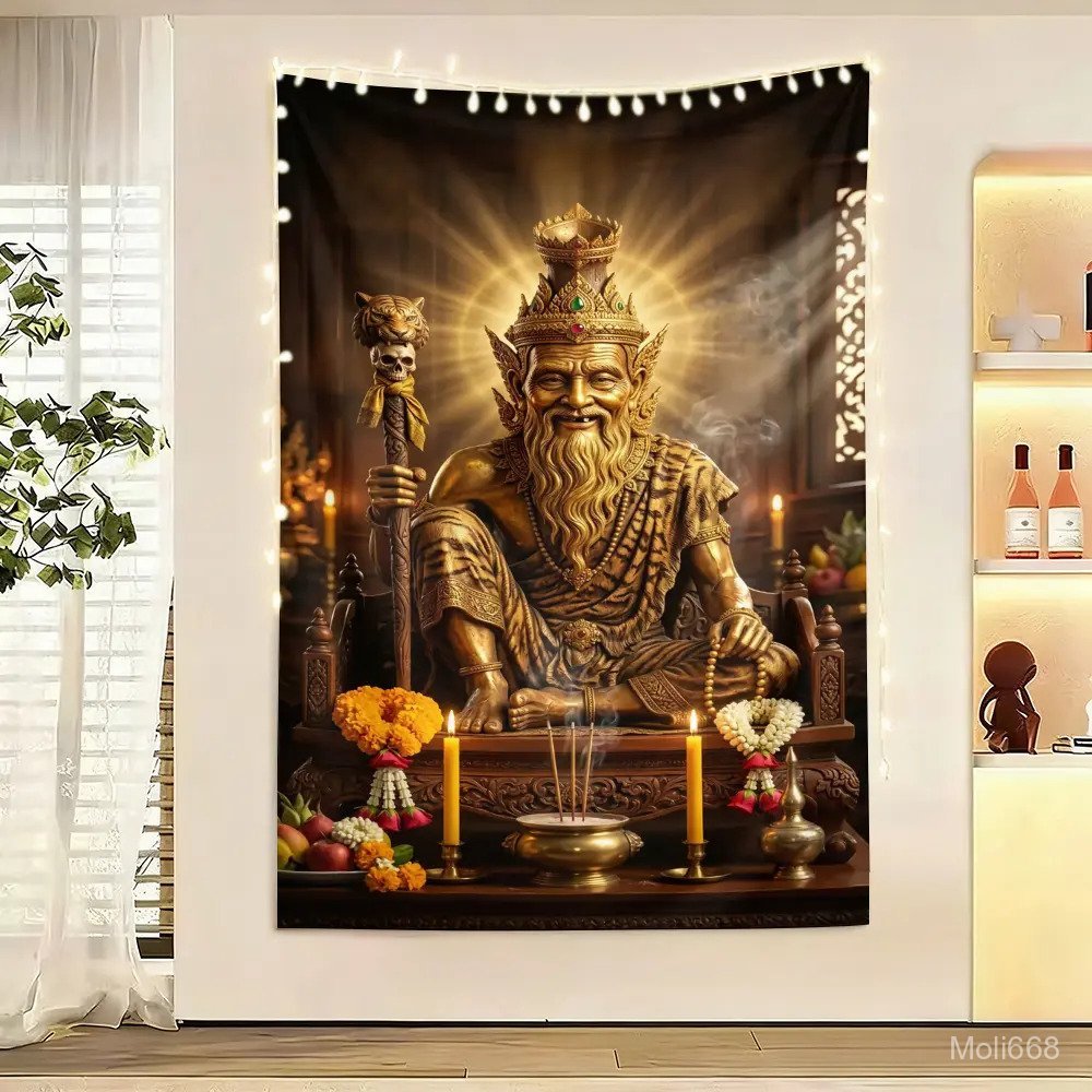ผ้าบูชาฤาษีทองยิ้ม บรมครูแห่งวิชา นั่งเก้าอี้ไม้ ถือแผ่นคัมภีร์และไม้เท้า หน้าจัดโต๊ะบูชาเต็มรูปแบบ ดอกดาวเรือง เทียน ธู