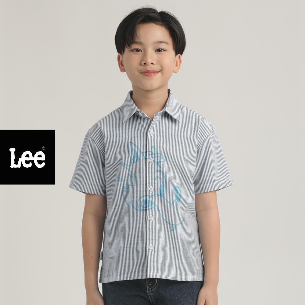 LEE KIDS เสื้อเชิ้ตแขนสั้นเด็กผู้ชาย คอลเลคชั่น Lee x Akid From Yesterday ทรง Regular รุ่น LK F325BSHSN01 - สีฟ้า