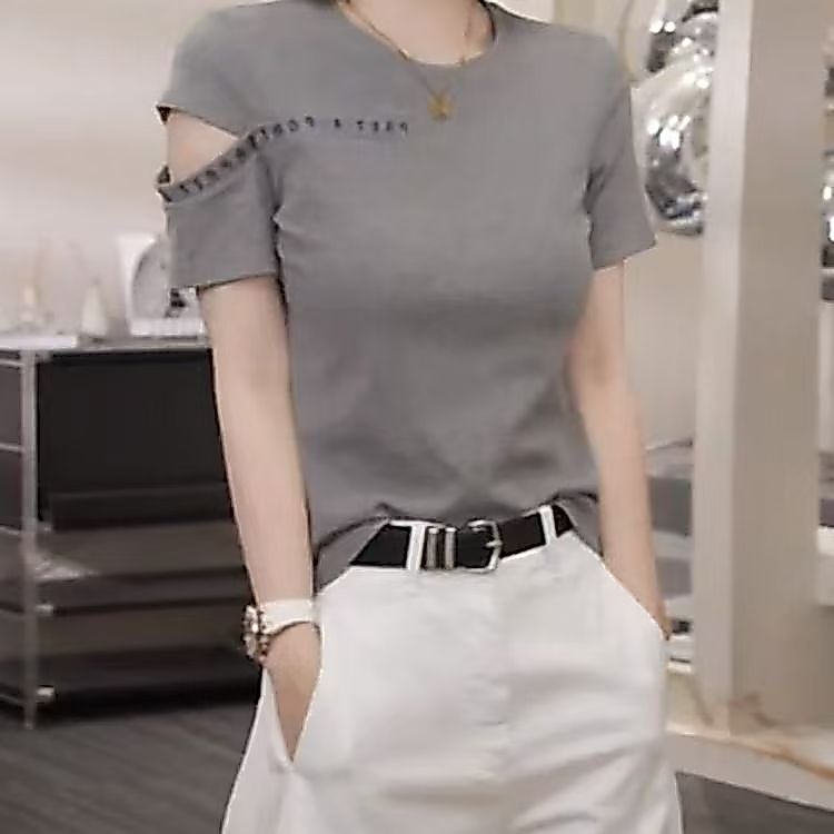 เสื้อยืดแขนสั้นคอกลมสไตล์เกาหลีแบบเจาะรูสำหรับผู้หญิง สไตล์ใหม่ฤดูร้อนปี 2026 ทรงเข้ารูป สวมใส่ได้หลากหลายและดูดีมีสไตล์