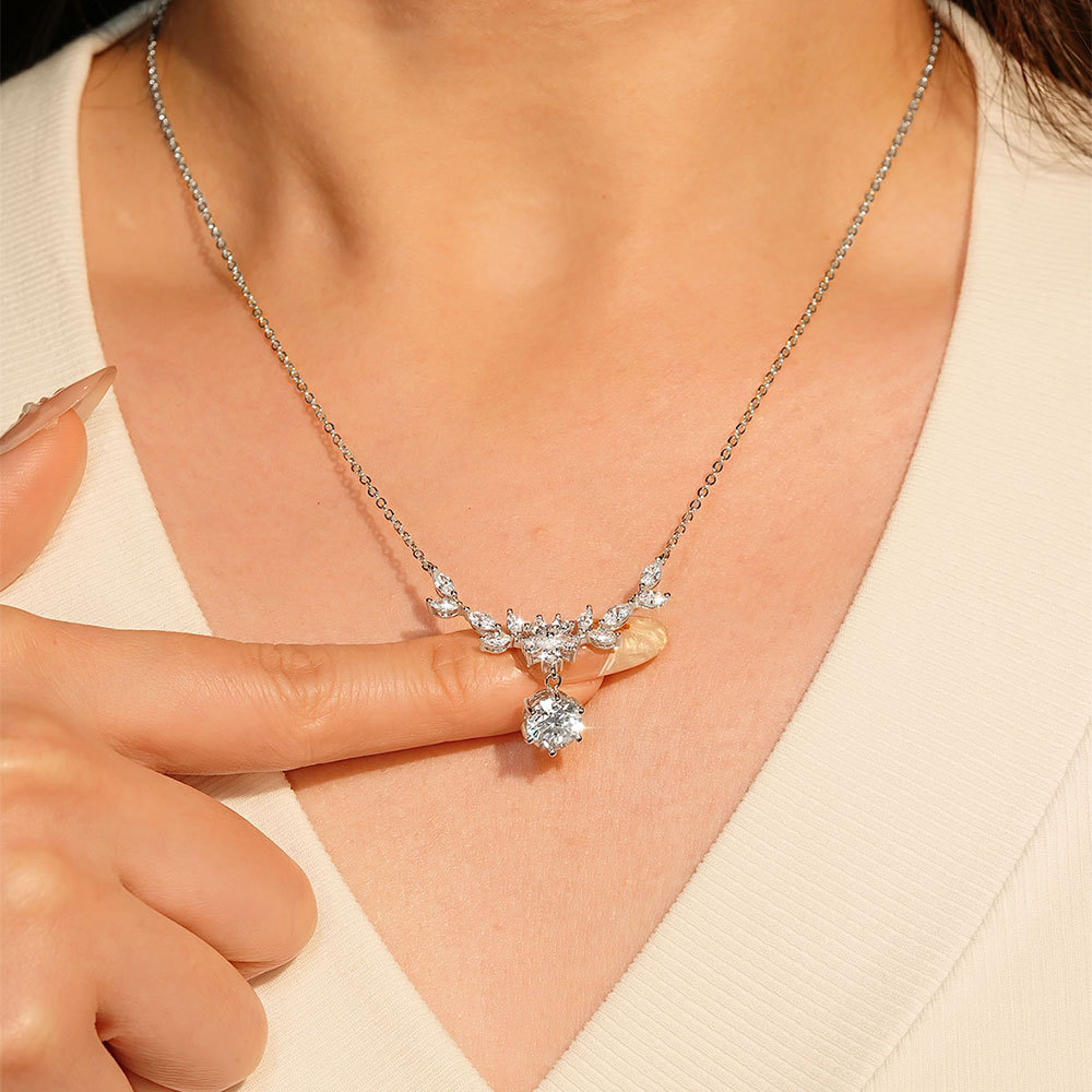 IOGOU GRA ได้รับการรับรอง 2ct รอบตัด Moissanite จี้สร้อยคอผู้หญิง D สี VVS1 การออกแบบดอกไม้ชุบทองโรแ