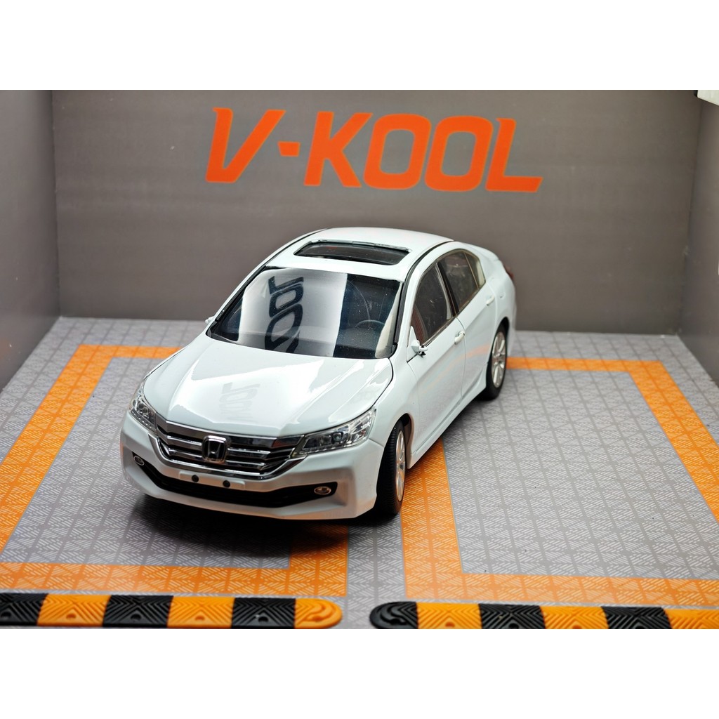 Guangauto Honda 9th Generation White Accord Model 1: 18 Scale Out of Print Car Model Honda Accord Ca