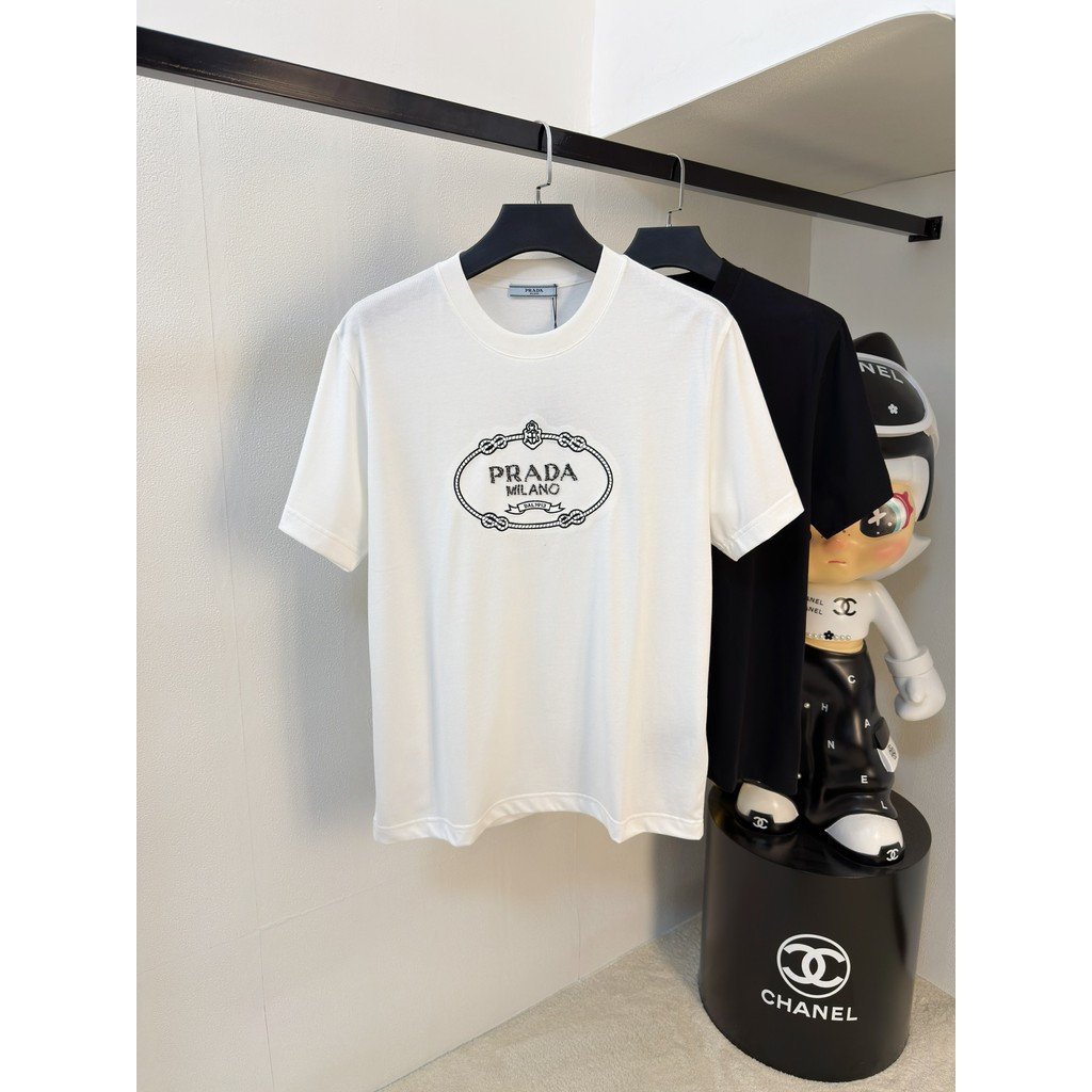2026Prada/Prada ผู้ชายผู้หญิงเสื้อยืดพิมพ์เสื้อยืดกีฬาเสื้อยืดหลวม American Home YKNG