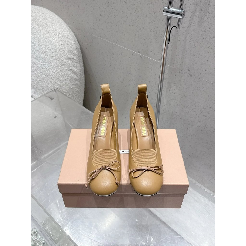 Miumiu Miumiu 2025ss ฤดูใบไม้ผลิฤดูร้อนสไตล์ใหม่สุภาพสตรีส้นหนารองเท้าส้นสูง Retro Bow รอบ Toe ส้นหน