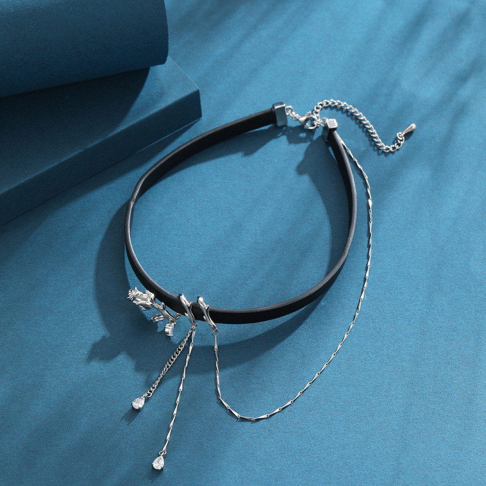 สาวร้อน yyds Thorns Rose ดอกไม้พู่สร้อยคอ Niche Design สร้อยคอคอสุภาพสตรี Clavicle Chain