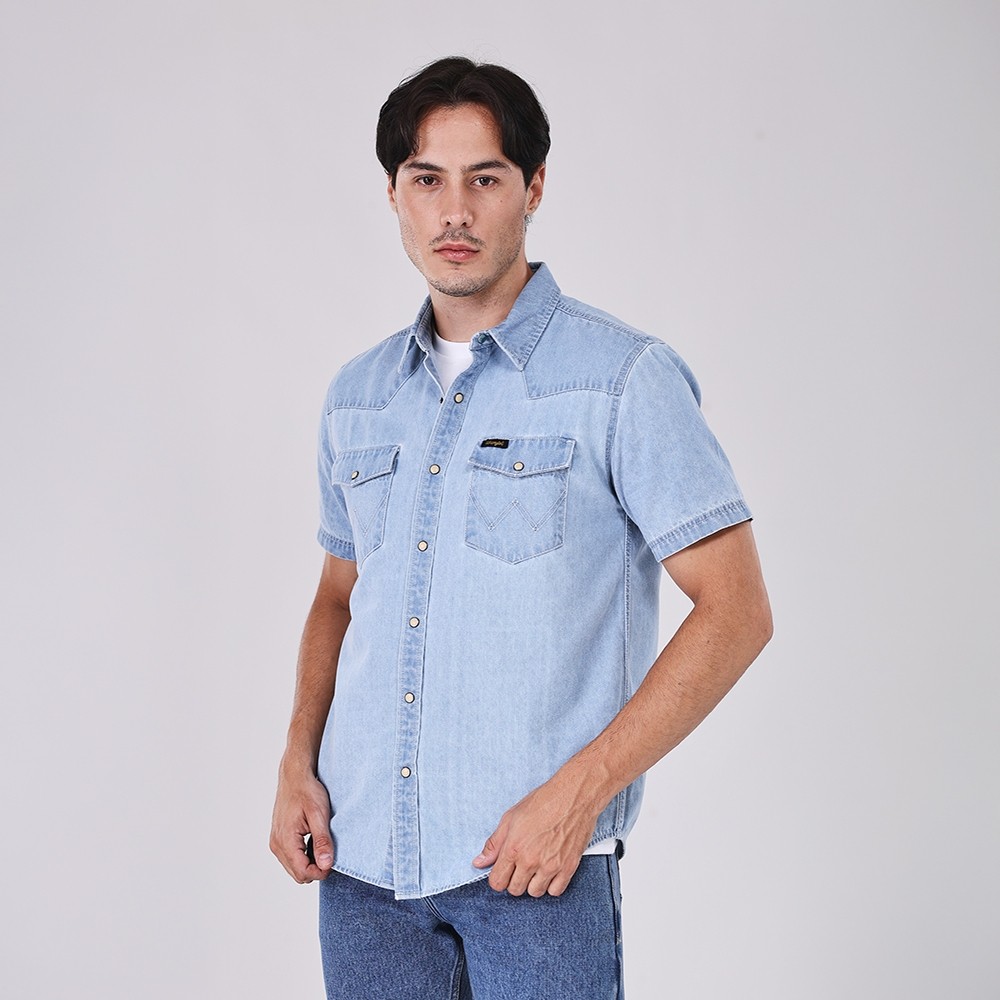 WRANGLER เสื้อเชิ้ตแขนสั้นผู้ชาย คอลเลคชั่น Beyond Indigo รุ่น WR S326MSHSN38 สียีนส์อ่อน — صورة 3
