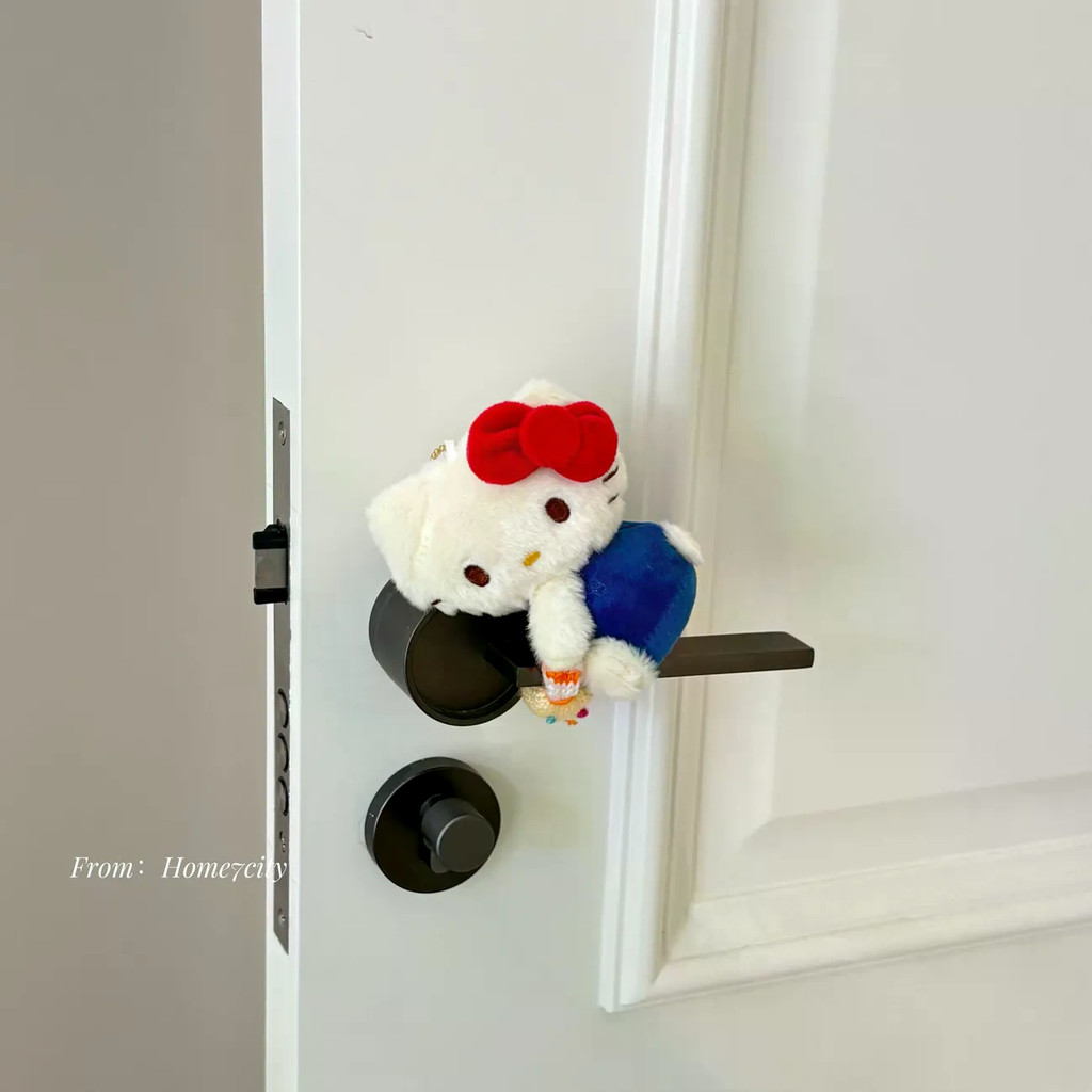 ตุ๊กตา Hello Kitty เป็นมือจับประตูและฝาครอบป้องกัน ดีไซน์สำหรับการตกแต่งบ้านแบบ DIY