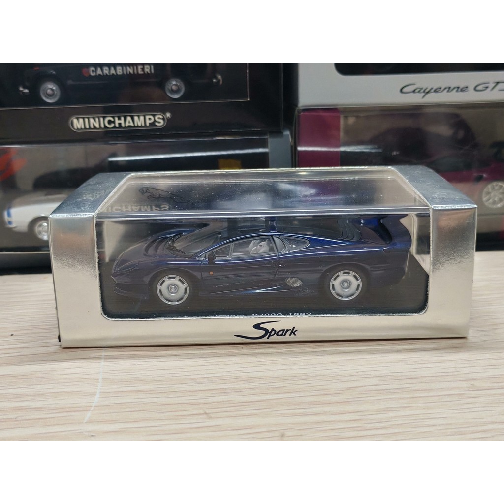 Spark 1/43 รถเรซิ่นรุ่น Jaguar xj220 สีน้ําเงินเข้มมาก Profound Blue XJ220 เป็นพีคลองบนสนามจากัวร์, 