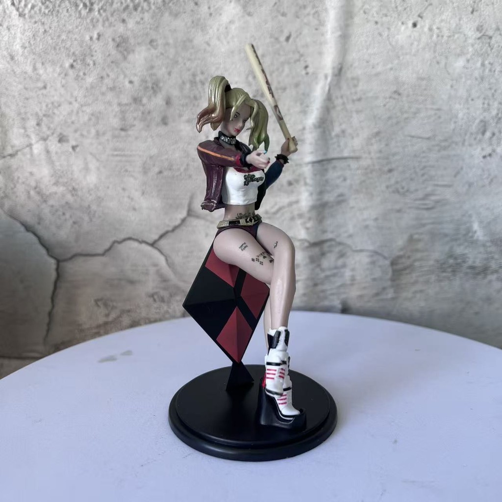 รุ่น Q Harley Quinn Harley Quinn Seated Raptor Squad Battle Damaged รถตํารวจโมเดลแชสซีตกแต่งของขวัญ 