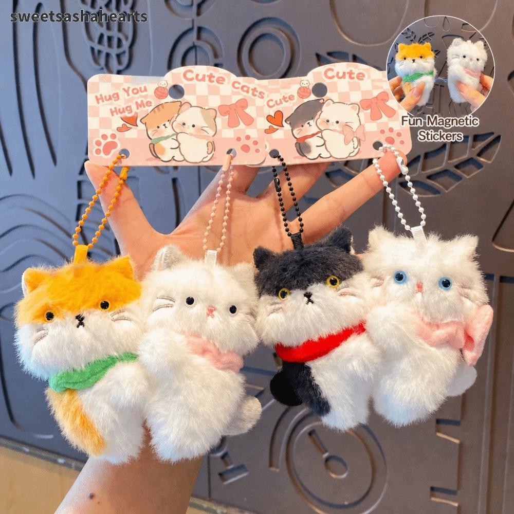 SWEE 2PCS แมวพวงกุญแจ Plush, Magnetic Snap Soft Plush กระเป๋าแม่เหล็ก Charm, น่ารักลูกปัด PET Key แหวนกระเป๋าเป้สะพายหลังตกแต่ง