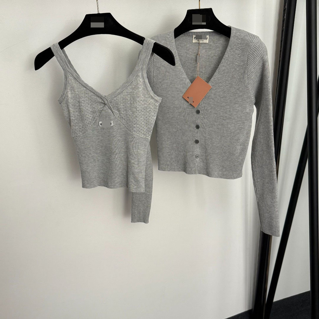 F7BA MI * U ผู้หญิงคอปกป้ายตัวอักษรถัก Camisole + เสื้อคาร์ดิแกนถักแขนยาวคอวี