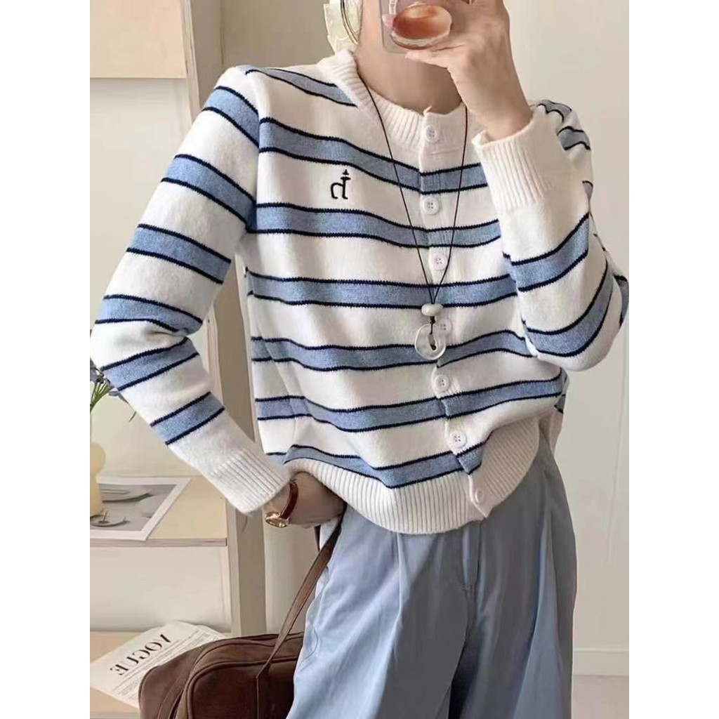 เสื้อสเวตเตอร์ถักสำหรับผู้หญิง สไตล์ฤดูใบไม้ร่วงใหม่ ลายStripesเรียบหรู ดูอายุน้อยกว่าวัย