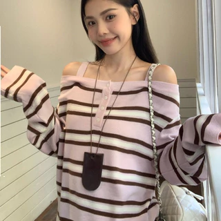 Elly พร้อมส่ง🦄เสื้อยืดแขนยาวเปิดไหล่ลายทาง🦄ดีไซน์เก๋ๆ ทรงหลวม แต่งกระดุมใช้ได้จริง คอวี สไตล์ลำลอง ไปคาเฟ่ น่ารักๆ