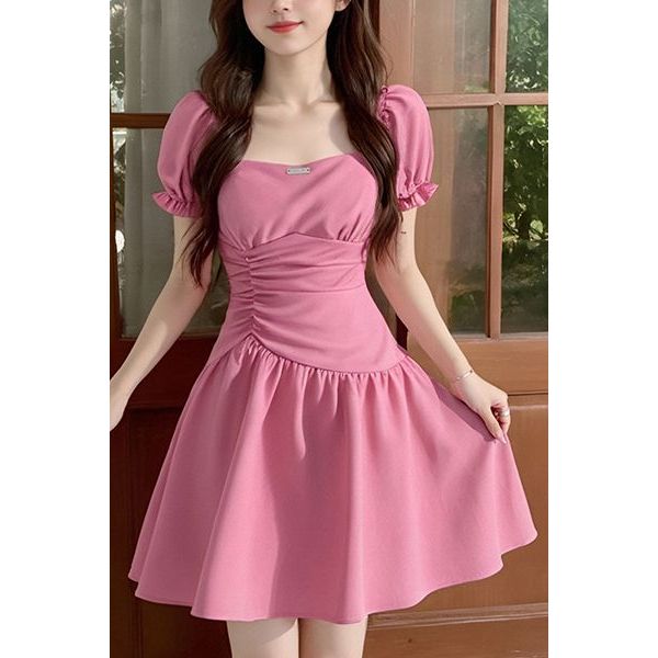 ชุดเดรสคอเหลี่ยมผู้หญิงแขนพัฟฝรั่งเศส2025 Ruffled จีบอารมณ์ All-Match กระโปรงแคบเอว 6.29 B36.29 B36.