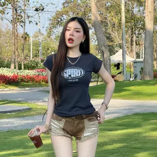 เสื้อยืดเข้ารูป สกรีนลายโลโก้ช่วงอก พร้อมส่ง สาวอวบใส่ได้ ผ้ายืดร่องใส่สบาย Y2K รุ่น แครอท