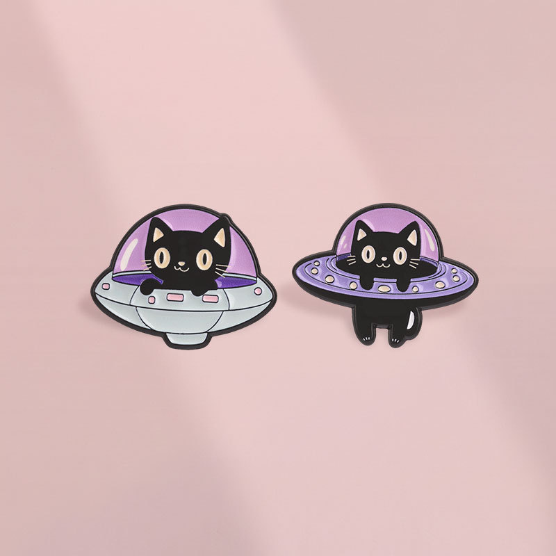 น่ารัก UFO แมวดําเคลือบเข็มกลัด Space Alien ยานอวกาศลูกแมวตกแต่ง Badge สําหรับกระเป๋าเป้สะพายหลังเสื้อผ้าอุปกรณ์เสริมของขวัญสําหรับเพื่อน