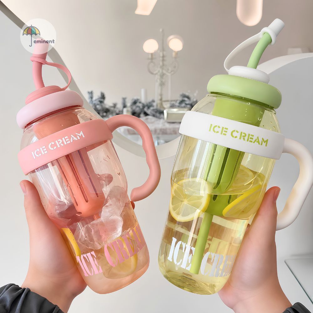 แก้วน้ำพลาสติก 1300ML พร้อมหลอดดูดและจุกปิดหลอดกันฝุ่น ดีไซน์ใช้งานสะดวก หูจับใหญ่ถือสบายมือ ล้างทำความสะอาดง่าย