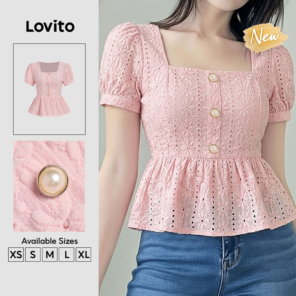 (New Arrival) Lovito เสื้อยืดผู้หญิง ลำลอง แขนสั้น คอสี่เหลี่ยม ติดกระดุม ไข่มุก ชายระบาย สำหรับฤดูใ