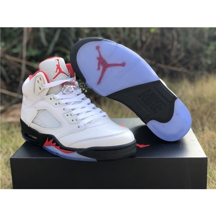 รองเท้า Air Jordan 5 Retro สีแดงเปลวไฟพร้อมลิ้นสีเงิน