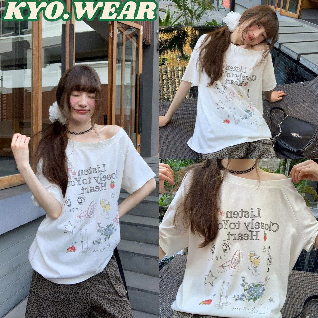 KYO 🌸 เกาหลีสไตล์ เสื้อปาดไหล่ผู้หญิง พิมพ์ลาย "listen closely"​​ OVERSIZE ผ้าCOTTON ไม่ต้องรีด สาวร้อนแรง【COD】