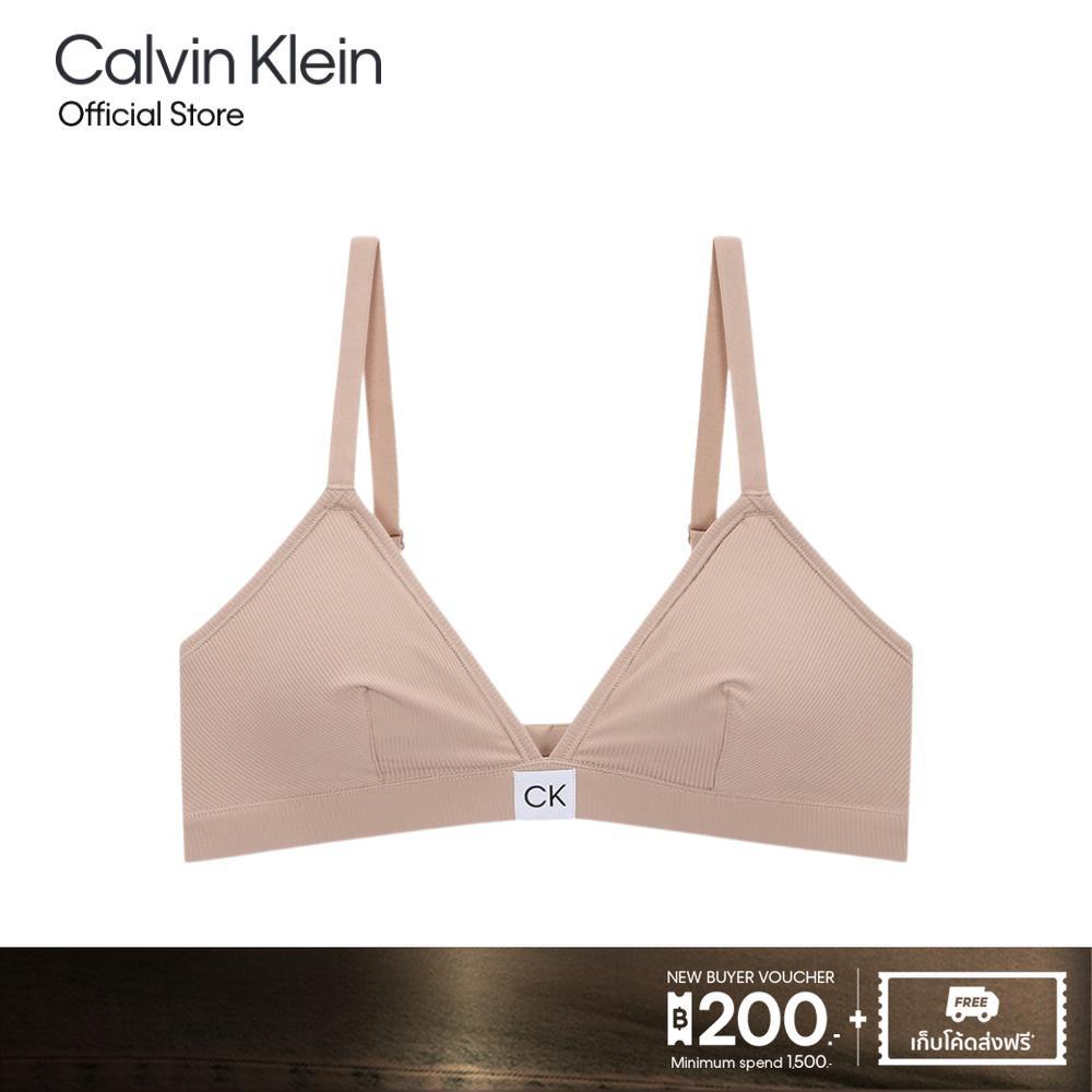 CALVIN KLEIN เสื้อชั้นในผู้หญิงแบบตะขอหลัง Micro Rib ทรง Triangle Bralette รุ่น QP3358O 7NS - สีเบจ