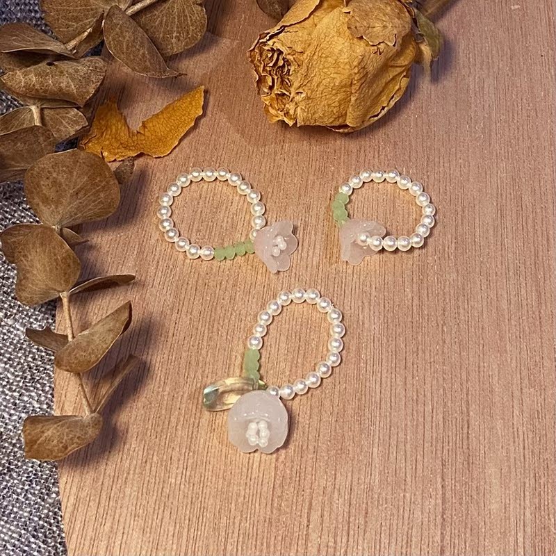 54Studio Hu Cool White Pink Flower Pearl Beaded Ring