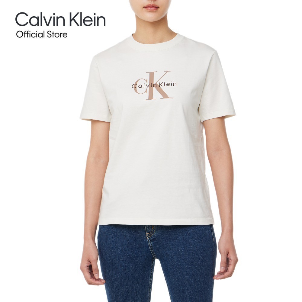 CALVIN KLEIN เสื้อยืดคอกลมแขนสั้นผู้หญิง Monogram Logo ทรง Regular รุ่น 47B865G YAS - สี Off White