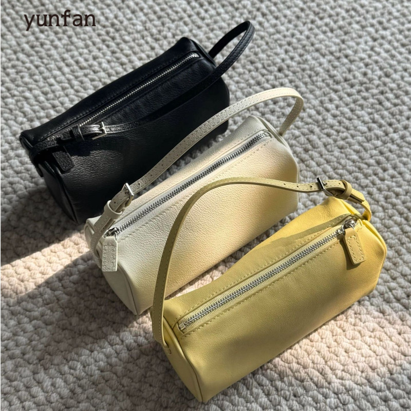 กระเป๋าทรงดินสอแบบ Chic จากยุค 90s สำหรับผู้หญิง พร้อมดีไซน์หรูหรา