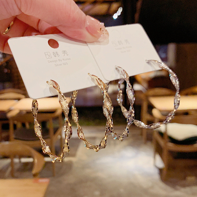 อินเทรนด์เกาหลี Wave วงกลมต่างหู Minimalist Metal Hoop เครื่องประดับแฟชั่นระดับไฮเอนด์สําหรับผู้หญิง