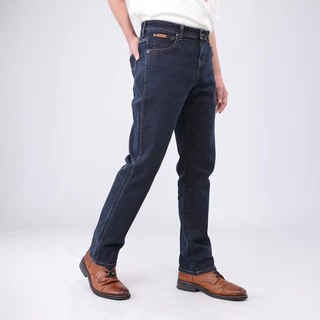 WRANGLER กางเกงยีนส์ผู้ชาย คอลเลคชั่น Beyond Indigo เอวกลาง ทรงตรง รุ่น WR S326MTEXF13 - สียีนส์เข้ม