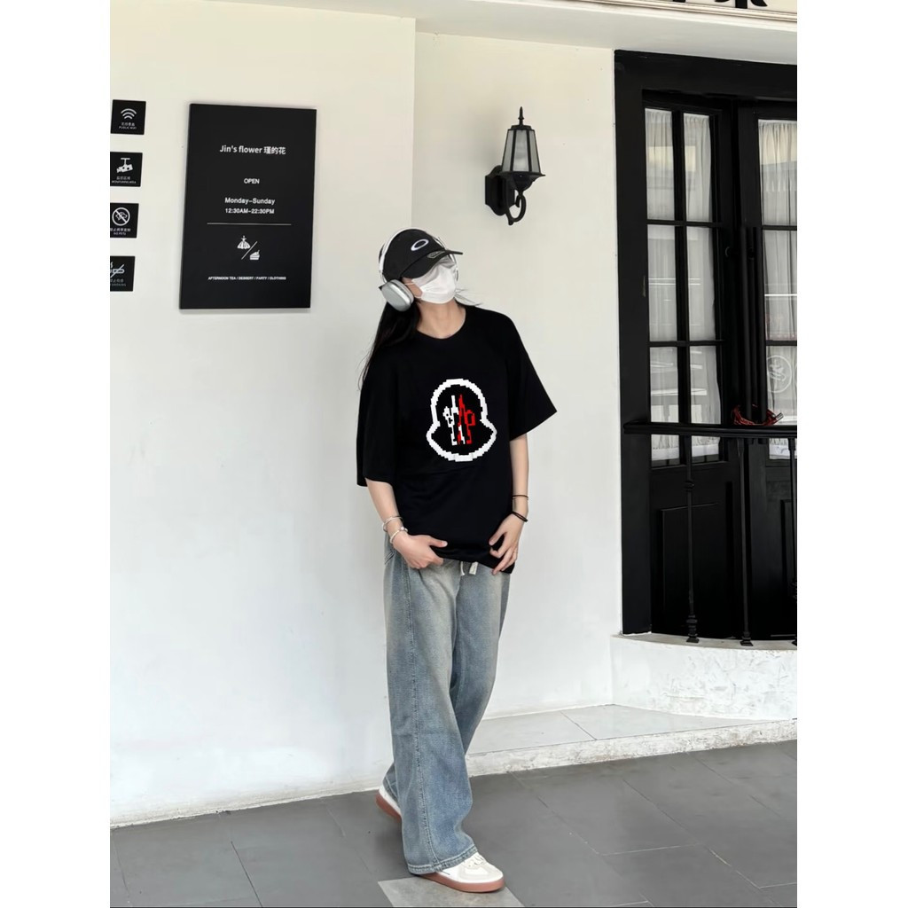 Moncler/Moncler 2026 ต้นฤดูใบไม้ผลิสไตล์ใหม่เสื้อยืดแขนสั้นชายหญิงคู่สไตล์ฤดูใบไม้ร่วงเสื้อผ้ารอบคอส