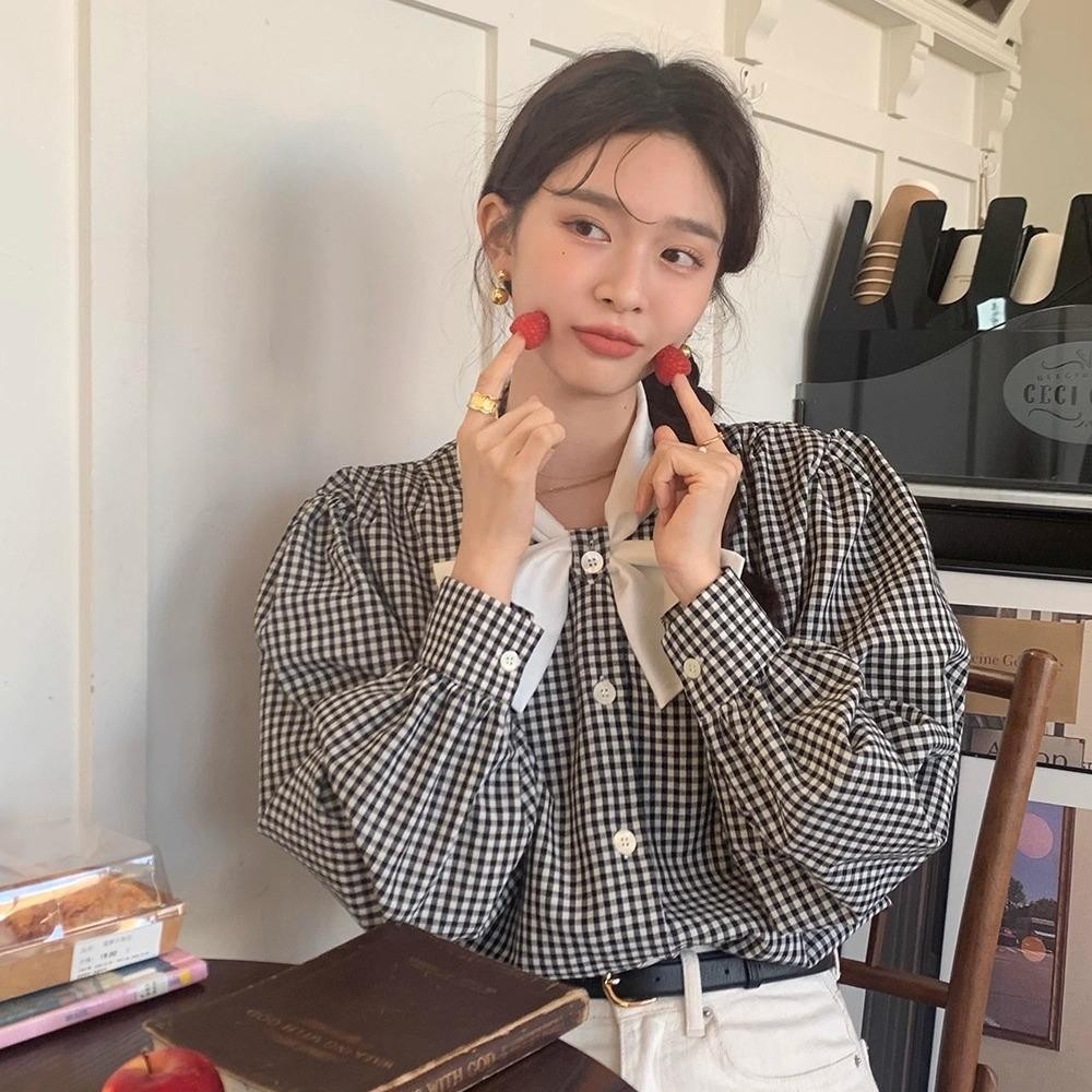 Red Berryเสื้อเชิ้ตแขนยาวทรงหลวมสไตล์เรโทรสไตล์เกาหลีสำหรับผู้หญิงที่มีคอตั้งผูกโบว์สีตัดกันW669