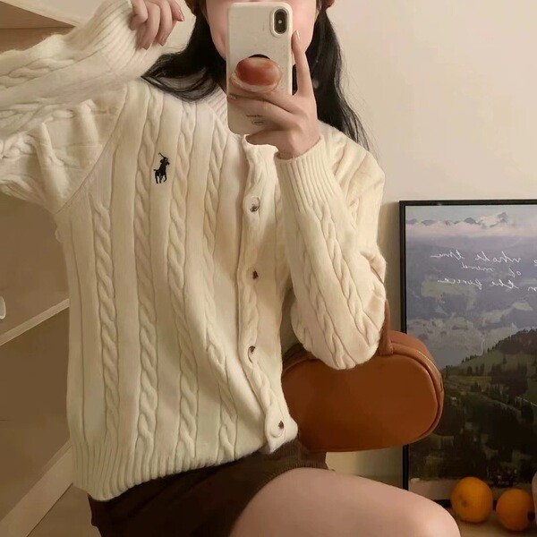 aiiz cardigan เสื้อสเวตเตอร์ถักคอกลมสำหรับผู้หญิง เสื้อโค้ทผู้หญิงแบบใหม่ปี2025เสื้อสเวตเตอร์ถักคอกล