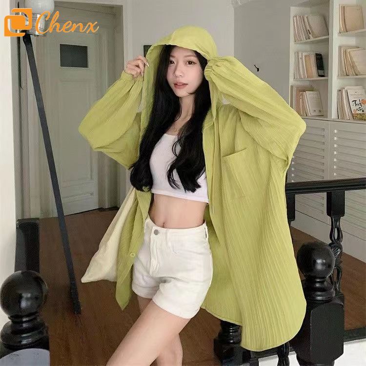 เสื้อโค้ทบางสีขาวสำหรับผู้หญิง มีฮู้ดและเนื้อผ้าเหมือนเสื้อสเวตเตอร์ถักบาง