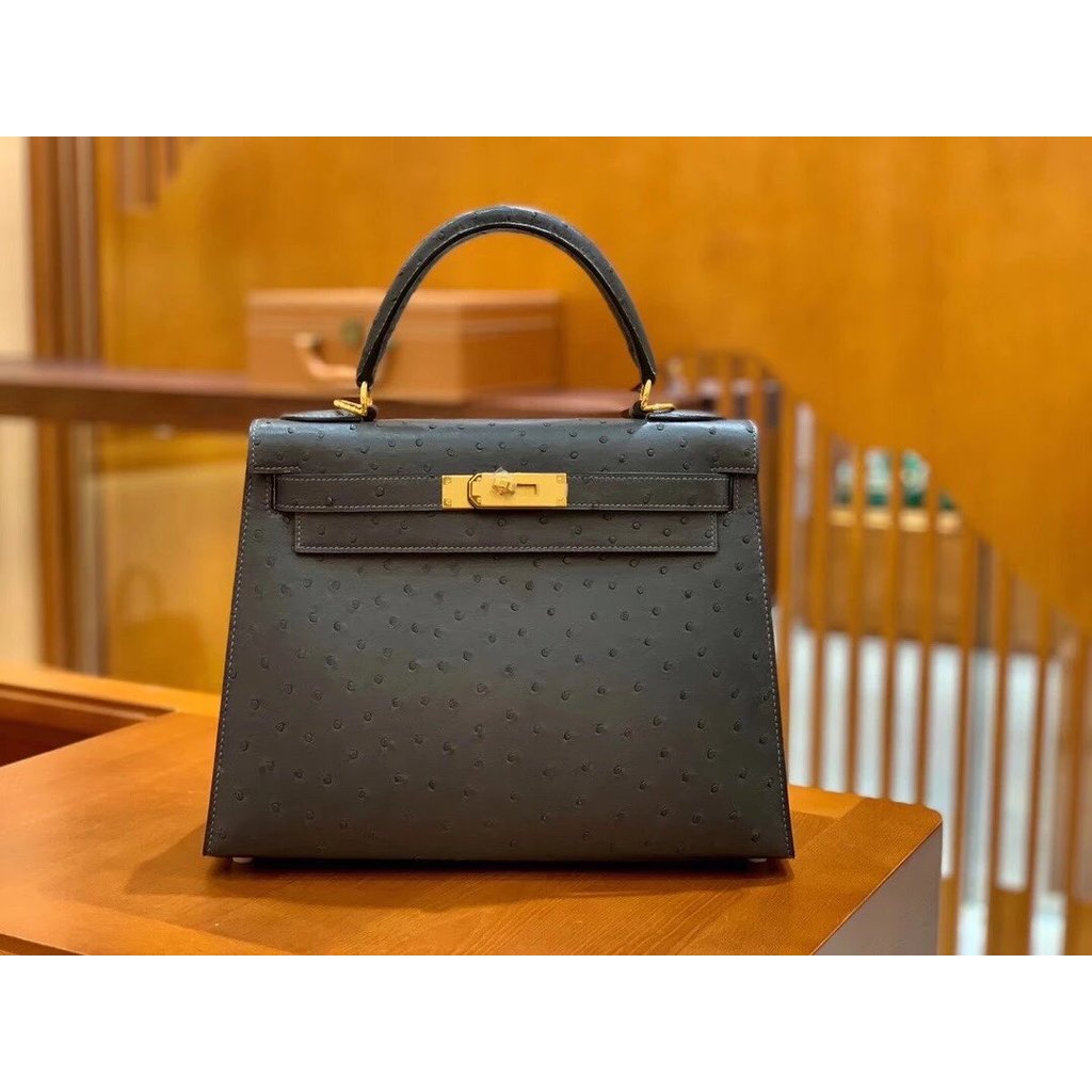 Hermes Kelly 28 cm สีดำ ผลิตจากหนังนกกระจอกเทศแท้ กระเป๋าถือและสะพายได้