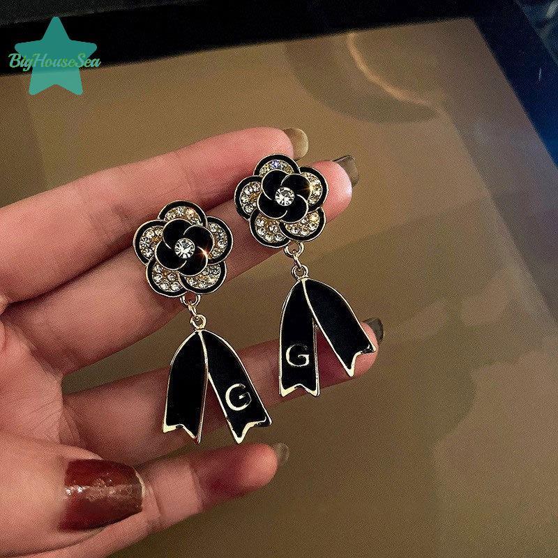 ต่างหู Bow Camellia สีดำเคลือบเงา เสริมลุคแฟชั่นสำหรับผู้หญิงและเป็นของขวัญที่สวยงาม