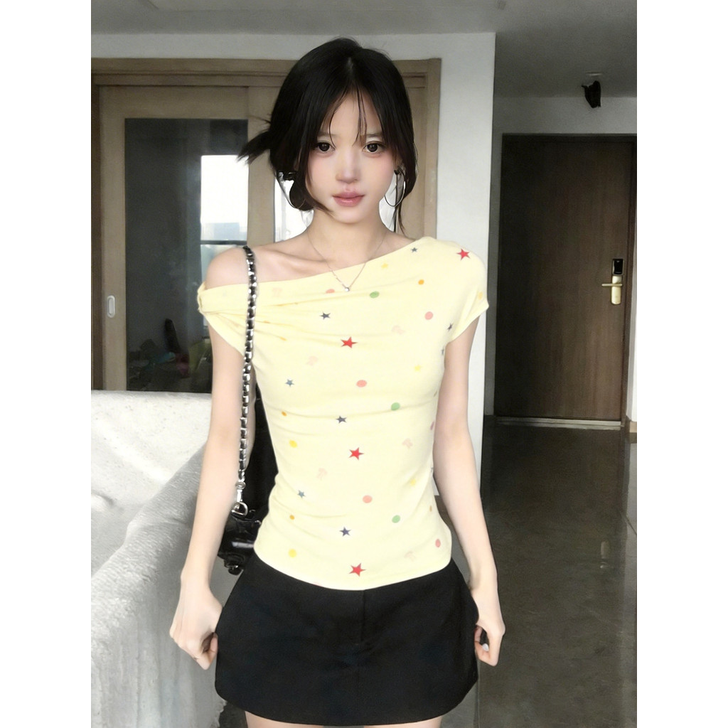 ไหล่เฉียงเสื้อยืดแขนสั้นลายจุดสีสันสดใสฤดูร้อนสไตล์ใหม่สไตล์เกาหลีด้านบน