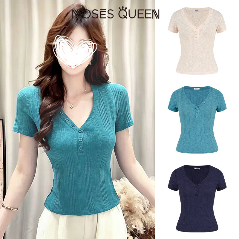 MOSESQUEEN โมเสส ราชินี โดปามีน เสื้อยืดคอวีแขนสั้นผ้าถักสําหรับผู้หญิงในฤดูร้อนรูปแบบใหม่สลิมฟิตทําให้แบน ๆ มีกระดุมดีไซน์อเนกประสงค์และด้านบนมีสไตล #63902