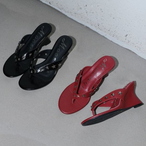 แฟชั่นที่ไม่ซ้ํากัน Star Rivets Wedge Heel Flip-Toe รองเท้าแตะส้นสูง PU ฤดูร้อนสไตล์ใหม่สบายๆสวมใส่กลางแจ้ง Anti-Slip รองเท้าแตะชายหาด Sli