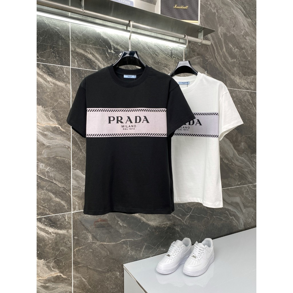 Prada tee/Prada เสื้อยืดพิมพ์เสื้อยืดผู้ชายผู้หญิงเสื้อยืดหลวมแขนสั้นฟิตเนส JFYE