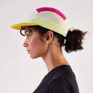 Decathlon Unisex Running Cap - Kiprun 5 Panels หมวกแก๊ปใส่วิ่งดีไซน์เนื้อผ้า 5 ส่วน - Pink/Yellow