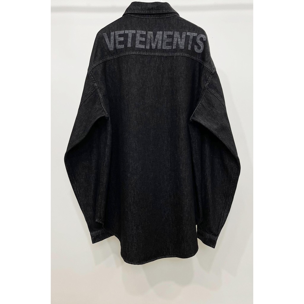 VETEMENTS 2023SS เบื้องหลังจดหมายพิมพ์โลโก้แจ็คเก็ตยีนส์หลวมพอดีเสื้อเชิ้ตแขนยาวอเมริกัน