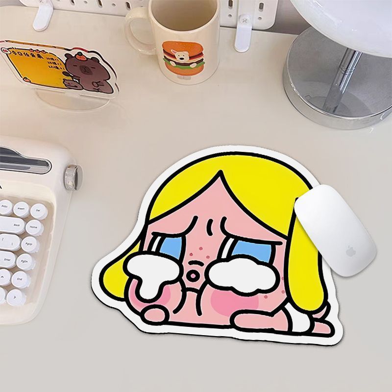 Pop Mart Crying Baby แผ่นรองเมาส์รูปทรงพิเศษคอมพิวเตอร์สํานักงานการเรียนรู้แผ่นรองเมาส์โน๊ตบุ๊คแบบพกพาสายรัดข้อมือแผ่นรองโต๊ะ