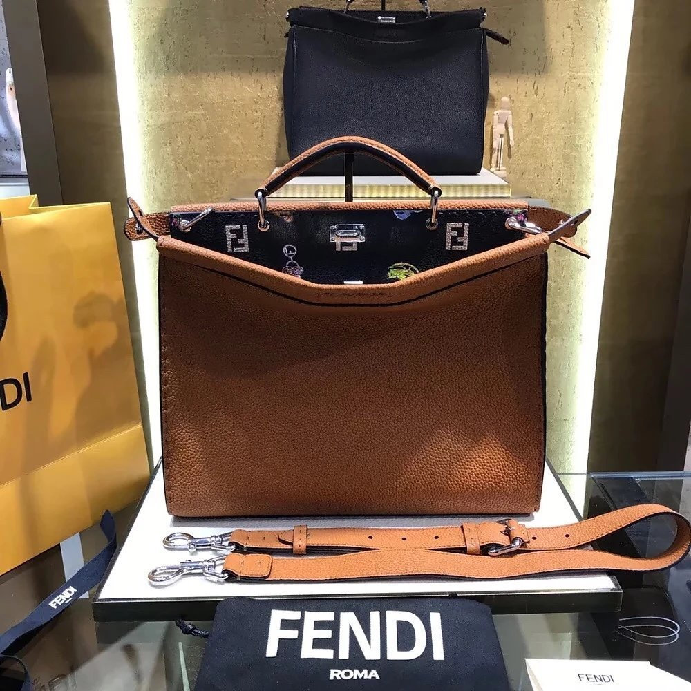 FENDI PEEKABOO กระเป๋าเอกสาร Pebbled สําหรับผู้ชายขนาดกลาง 8OEQ