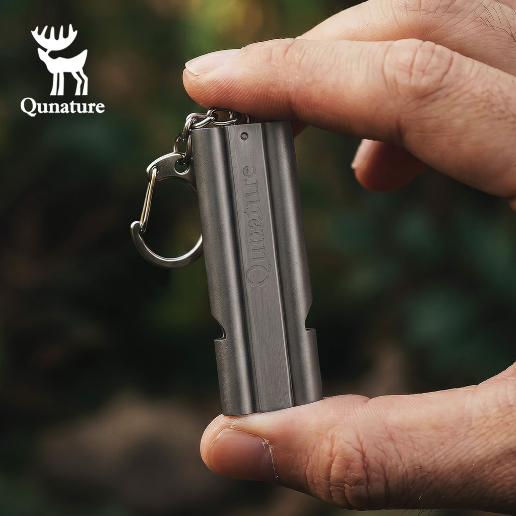 【TH Delivery】Quature ไทเทเนียมฉุกเฉิน Survival Whistle 120dB Dual Tube Outdoor Safety Whistle พวงกุญแจสําหรับ Camping Hiking Rescue EDC