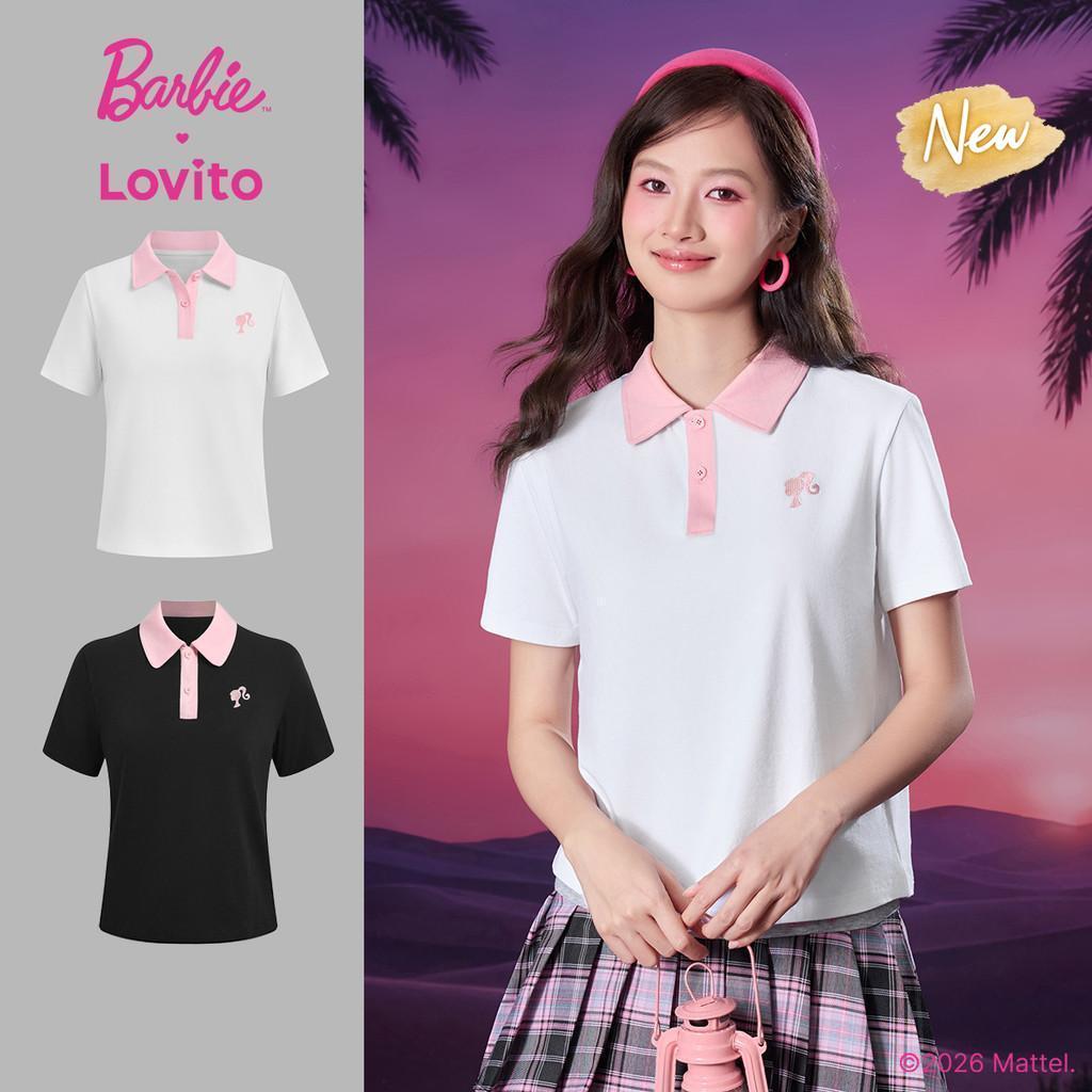 (New Arrival) Barbie™ X Lovito เสื้อยืดสีขาวผู้หญิง ฤดูใบไม้ผลิ/ร้อน แขนสั้น คอปก สีตัดกัน กระดุมและปักลาย เกาหลี อินเทรนด์ LBL5AD045