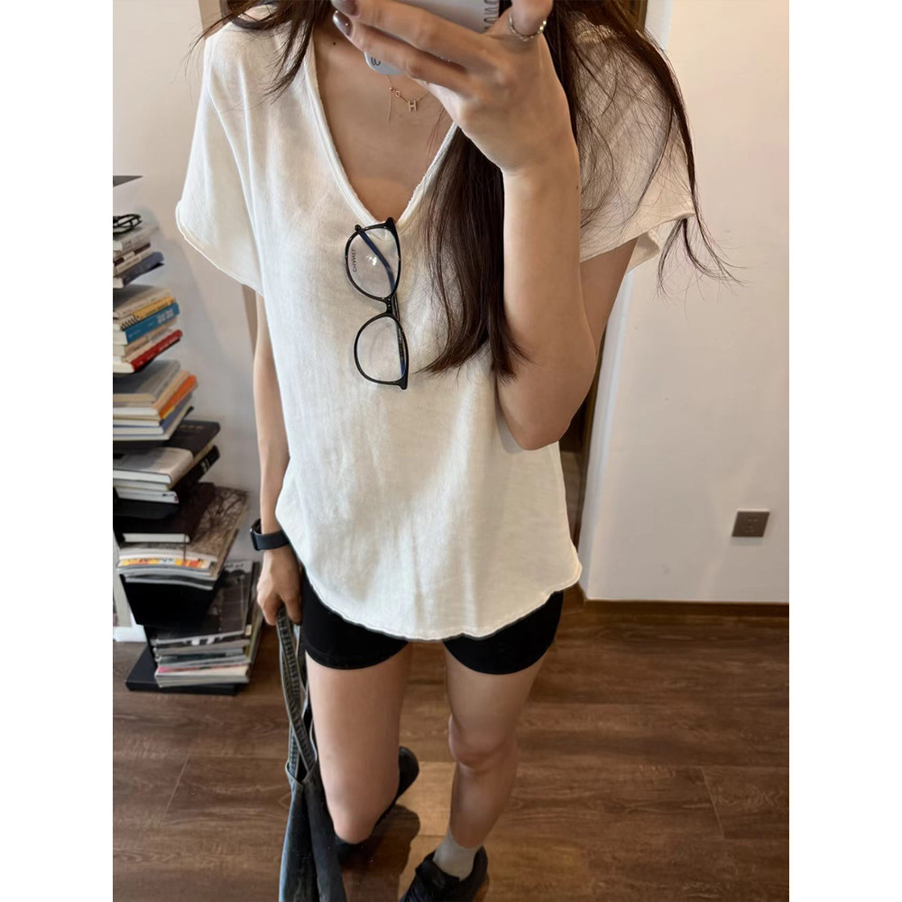 MOSES QUEEN เสื้อยืดแขนสั้นสีขาวสไตล์เกาหลีไหล่ตรงด้านบนสีทึบบางและหลวมสําหรับฤดูร้อน