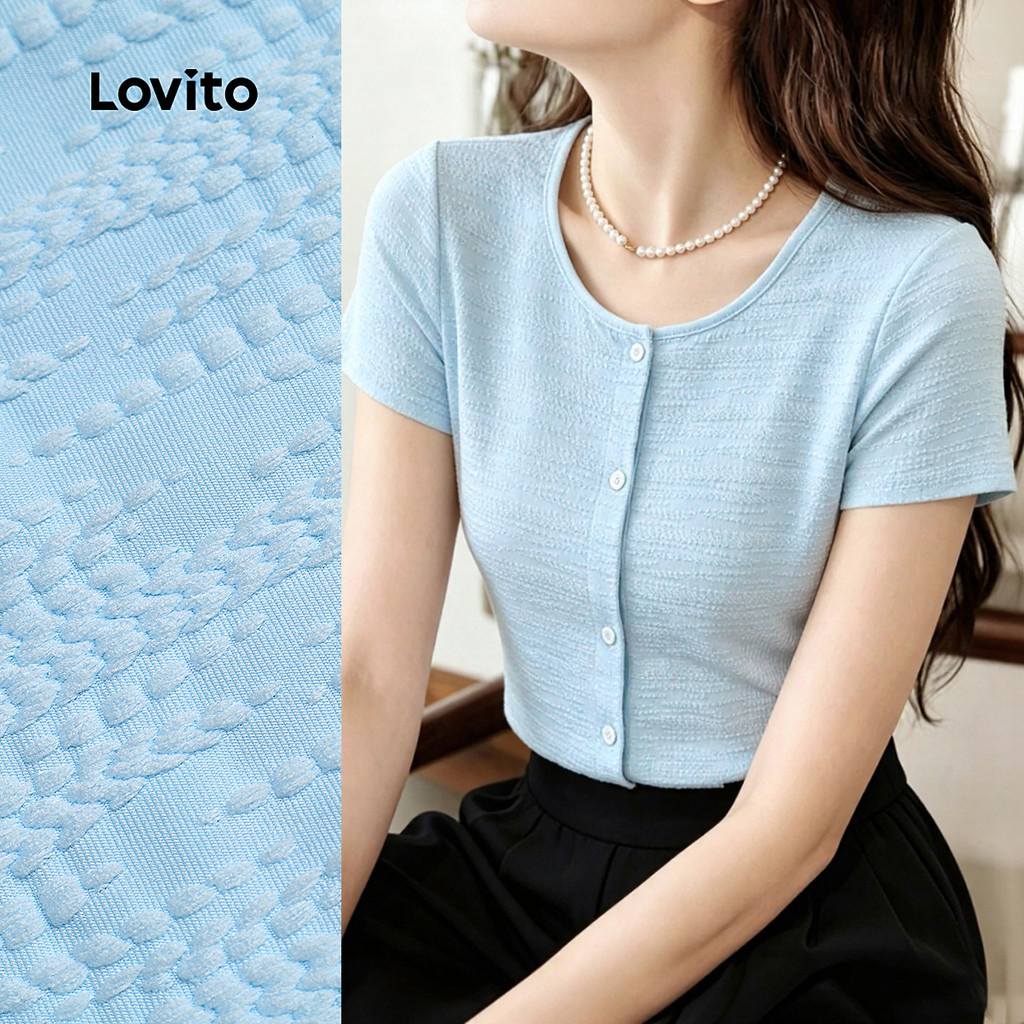Lovito เสื้อยืดลําลองผู้หญิงแบบกระดุม ผ้าทอลายสีน้ําเงิน สไตล์สปริง/ซัมเมอร์ TSB199P2D681
