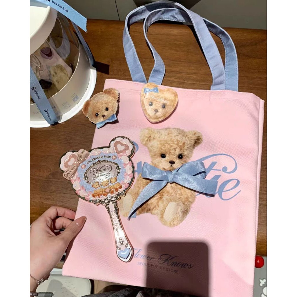Flower Knows Sweetheart Bear Limited Hand Mirror กระเป๋าผ้าใบแป้งพัฟสีชมพูและสีน้ําเงิน