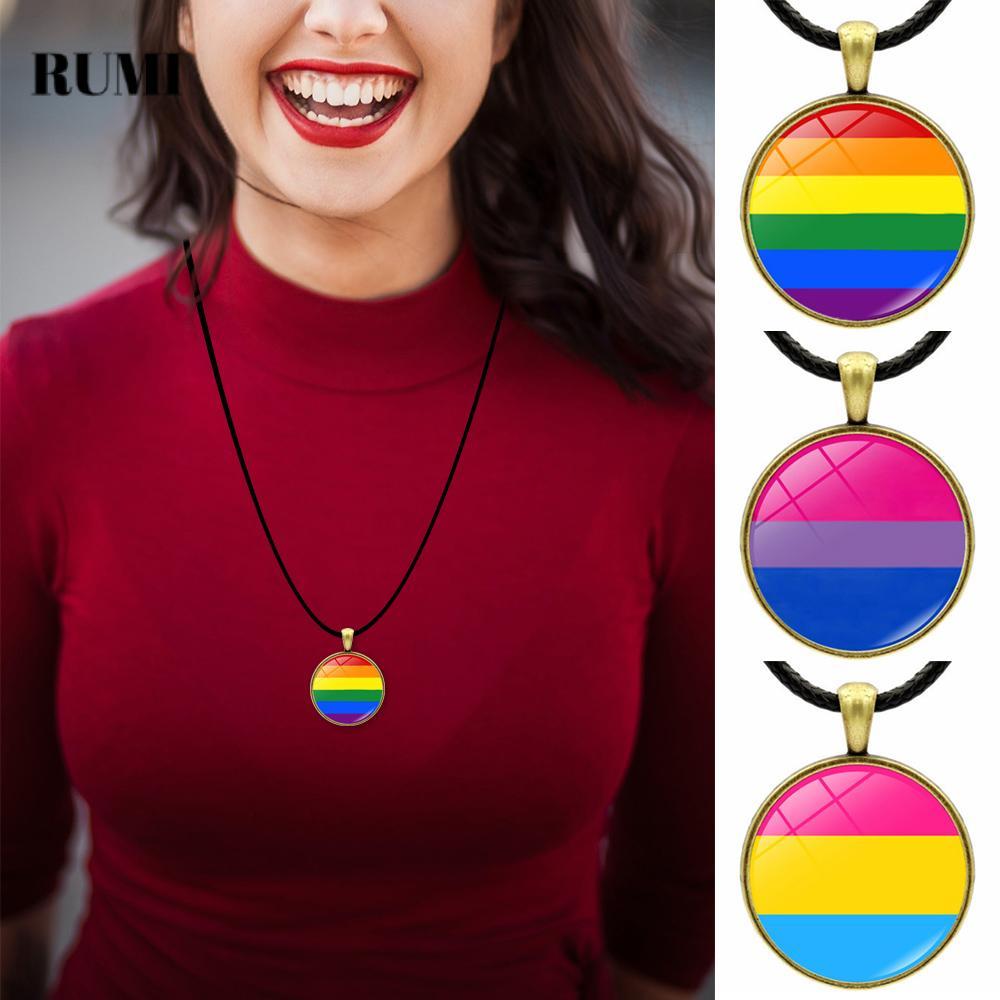 สร้อยคอสายรุ้งสีสันสวยงามสำหรับคนในชุมชน LGBT+